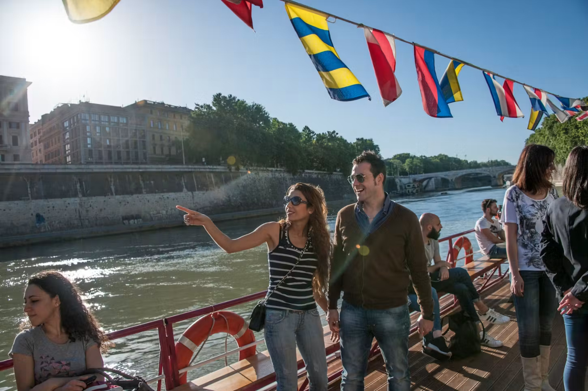 Rome Boat auf dem Tiber vor der Engelsburg