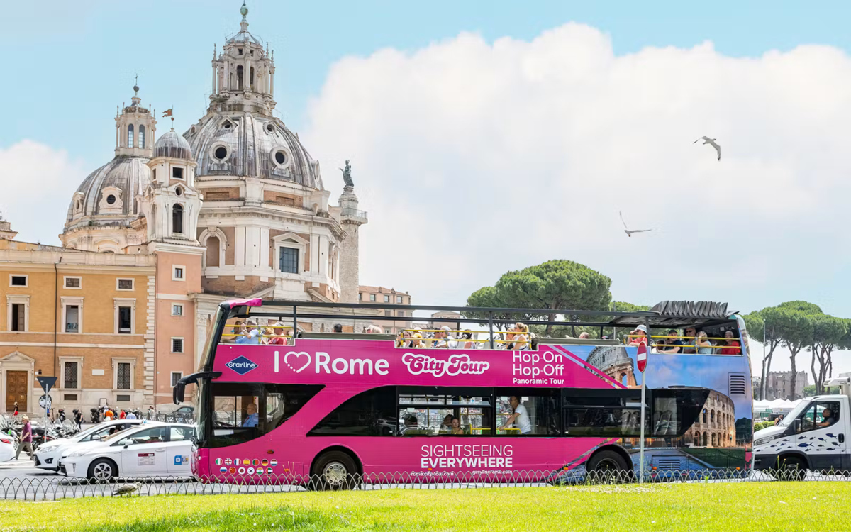 Pinker I Love Rome Doppeldeckerbus in Rom